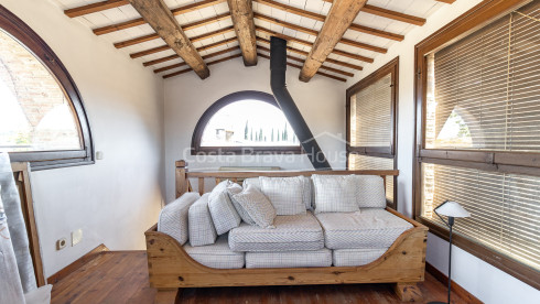 Casa de piedra en Monells con patio interior, terraza y vistas a plaza medieval