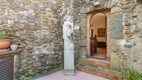 Casa de piedra en Monells con patio interior, terraza y vistas a plaza medieval