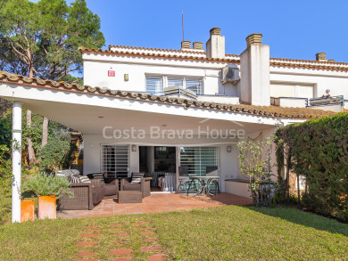 Casa cantonera en venda a La Fosca Palamós a 3 min a peu de la platja amb jardí privat, porxos i 4 dormitoris