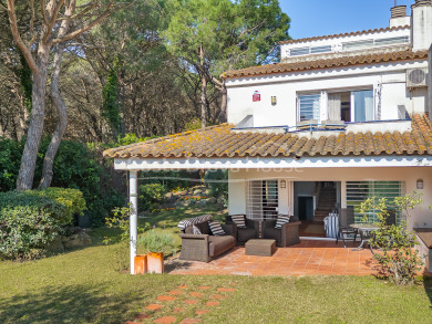 Casa esquinera en venta en La Fosca Palamós a 3 min a pie de la playa con jardín privado, porches y 4 dormitorios