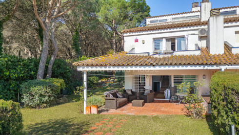 Corner house in La Fosca Palamós with private garden very close to the beach