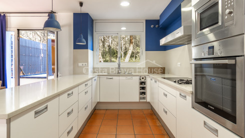 Corner house in La Fosca Palamós with private garden very close to the beach