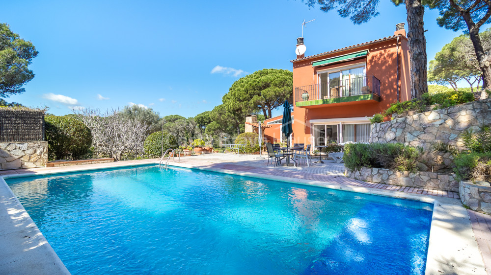 Mediterrane villa in Calella de Palafrugell met zwembad, tuin en apart appartement