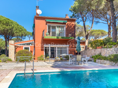 Mediterrane villa te koop in Calella de Palafrugell met zwembad, tuin en zelfstandig appartement.