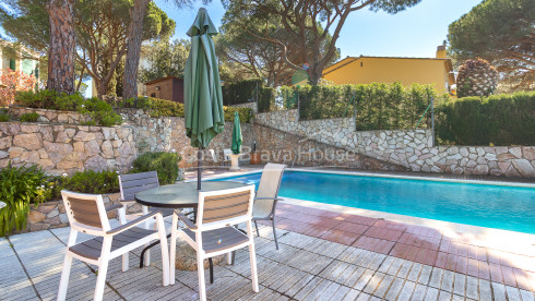 Vila mediterrània a Calella de Palafrugell amb piscina, jardí i apartament independent