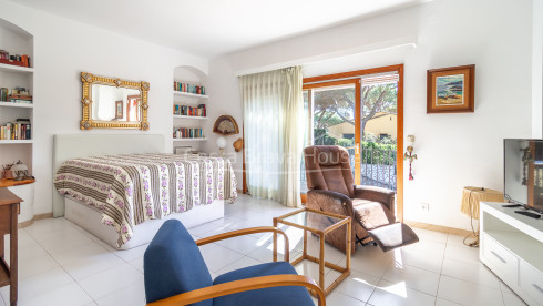 Villa mediterránea en Calella de Palafrugell con piscina jardín y apartamento independiente