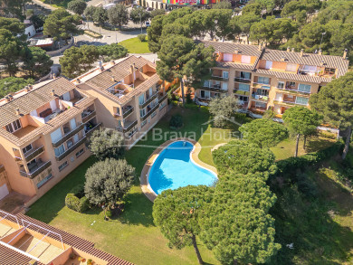 Apartment for sale in Playa de Pals with 3 bedrooms, private terrace and communal pool in a residential setting