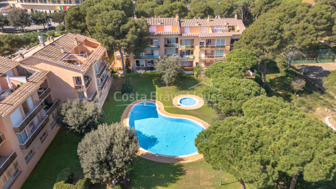 Apartament a Platja de Pals amb terrassa privada, piscina comunitària i jardins
