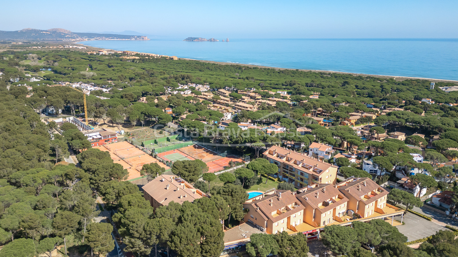 Apartament a Platja de Pals amb terrassa privada, piscina comunitària i jardins