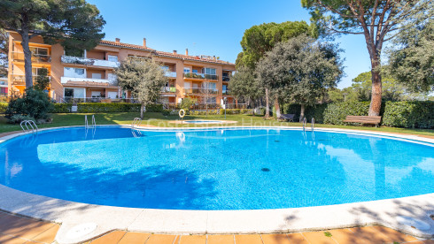 Apartament a Platja de Pals amb terrassa privada, piscina comunitària i jardins