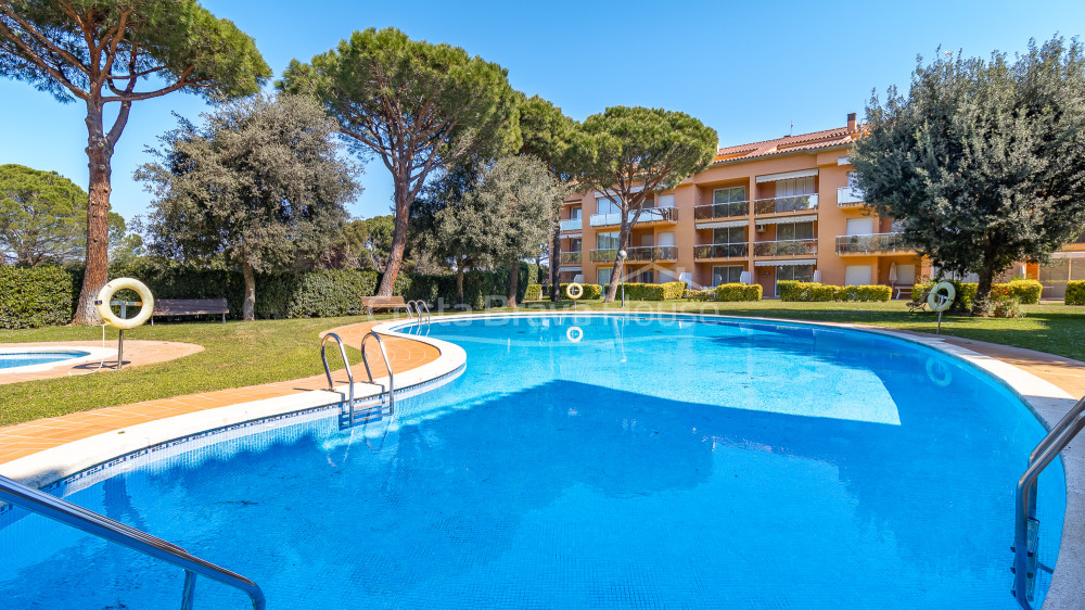 Apartamento en Playa de Pals con terraza privada, piscina comunitaria y jardines