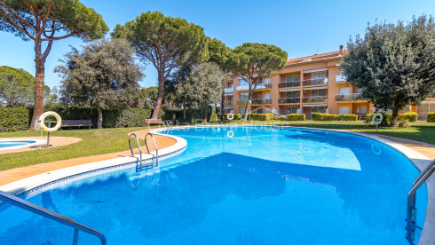 Apartamento en Playa de Pals con terraza privada, piscina comunitaria y jardines