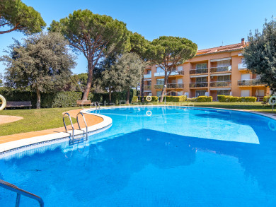 Apartment for sale in Playa de Pals with 3 bedrooms, private terrace and communal pool in a residential setting