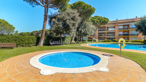 Apartament a Platja de Pals amb terrassa privada, piscina comunitària i jardins