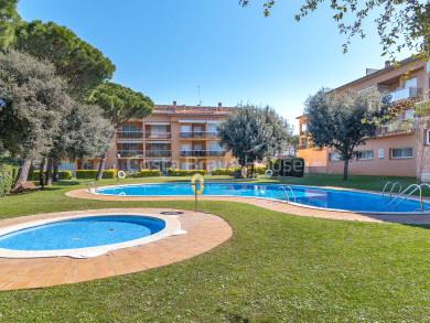 Apartamento en venta en Playa de Pals con 3 dormitorios, terraza privada y piscina comunitaria en entorno residencial