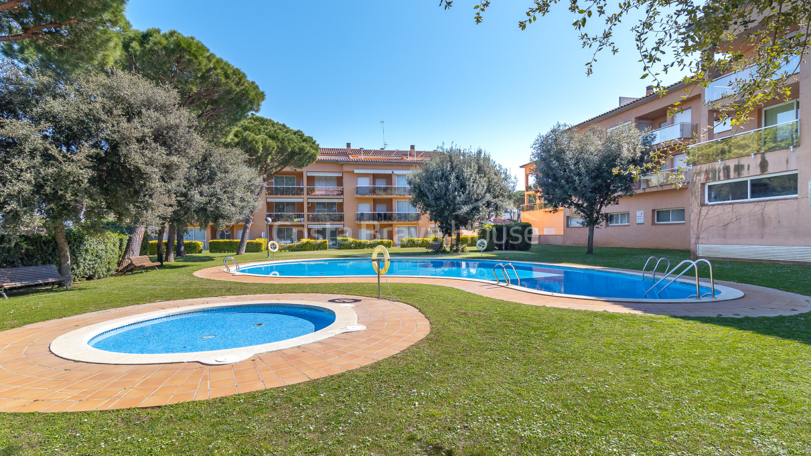 Apartament a Platja de Pals amb terrassa privada, piscina comunitària i jardins