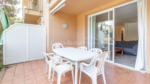 Apartamento en Playa de Pals con terraza privada, piscina comunitaria y jardines