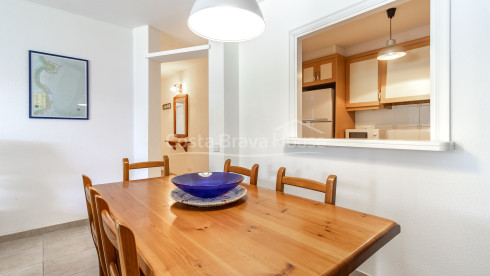 Apartamento en Playa de Pals con terraza privada, piscina comunitaria y jardines