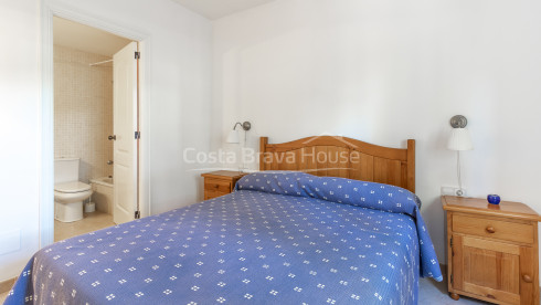 Apartment in Playa de Pals with private terrace, communal pool and gardens