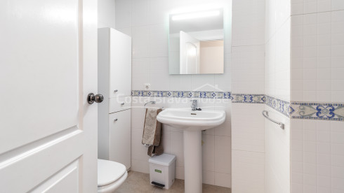 Apartamento en Playa de Pals con terraza privada, piscina comunitaria y jardines