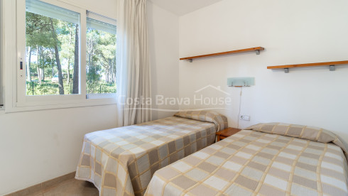 Apartamento en Playa de Pals con terraza privada, piscina comunitaria y jardines