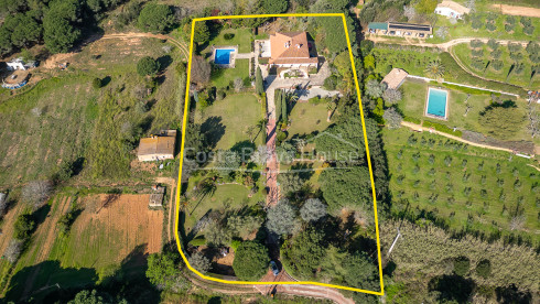 Vila a Sant Feliu de Guíxols amb piscina privada, gran parcel·la i vistes a la muntanya