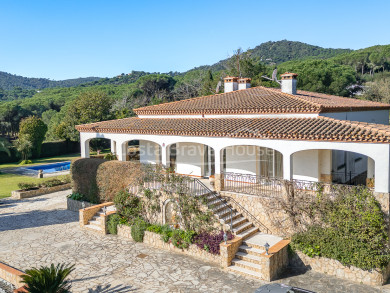 Villa méditerranéenne à vendre à Sant Feliu de Guíxols avec grand terrain privé, piscine et sauna