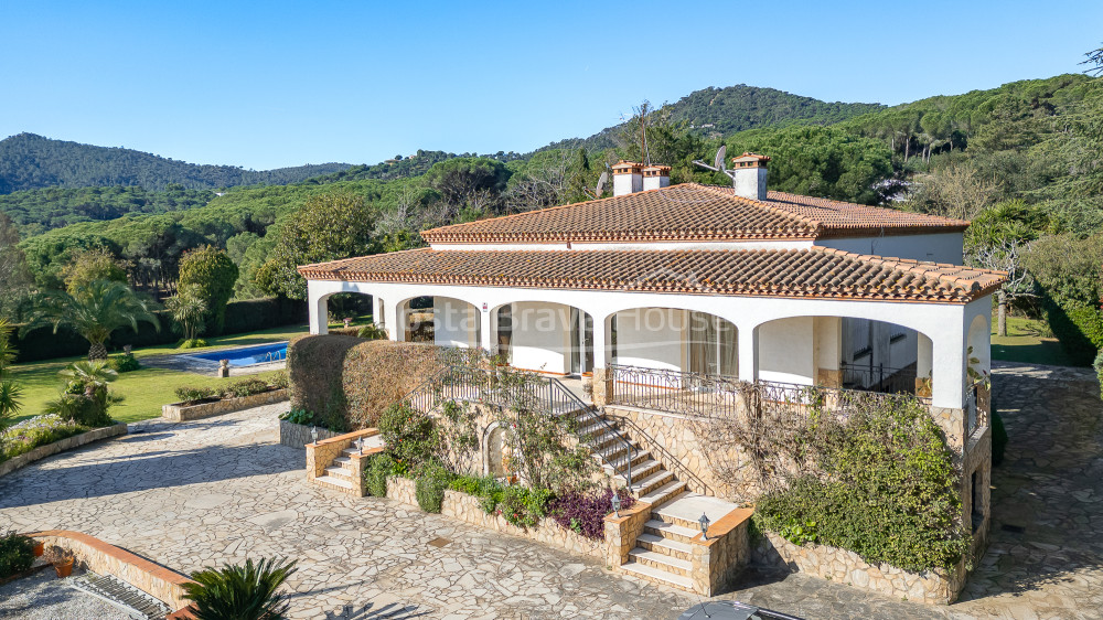 Villa in Sant Feliu de Guíxols with private pool, large plot and mountain views