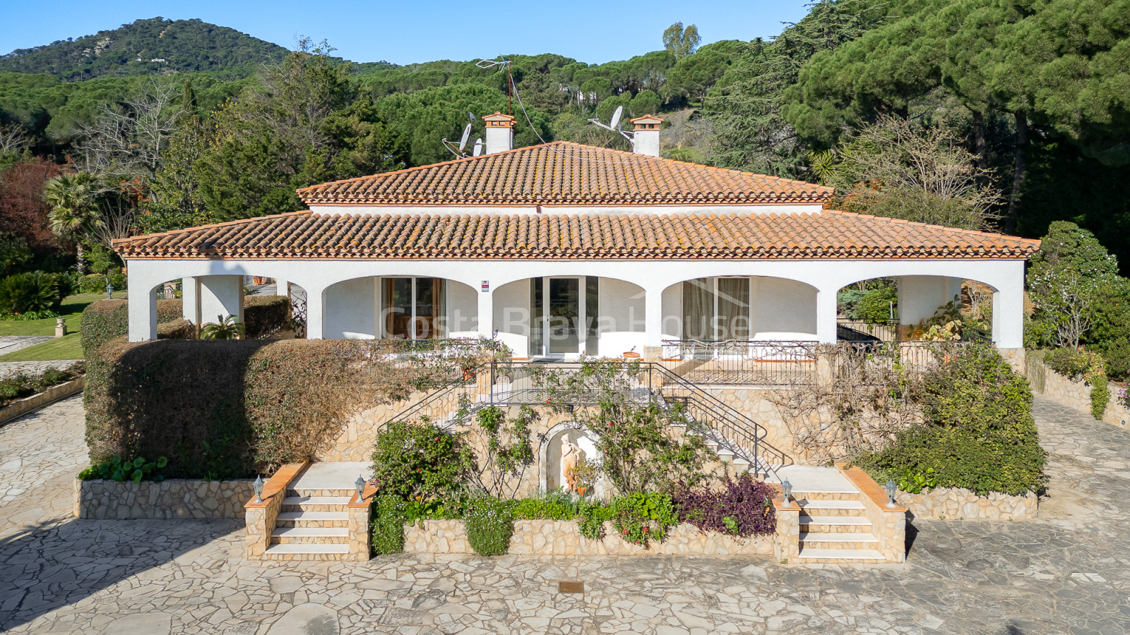 Villa à Sant Feliu de Guíxols avec piscine privée, grand terrain et vue sur la montagne