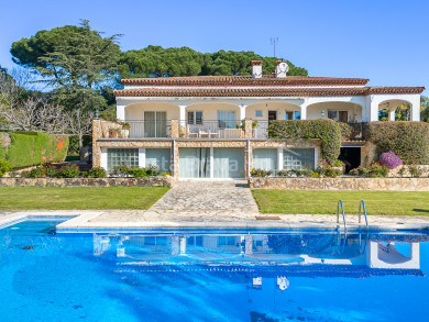 Villa méditerranéenne à vendre à Sant Feliu de Guíxols avec grand terrain privé, piscine et sauna