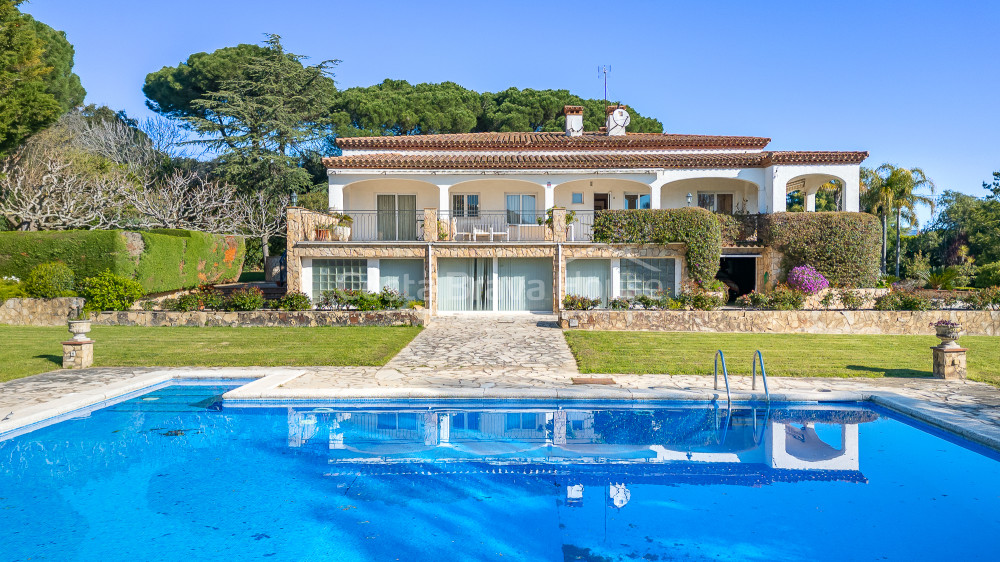 Villa in Sant Feliu de Guíxols met privézwembad, groot perceel en uitzicht op de bergen