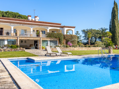 Villa mediterránea en venta en Sant Feliu de Guíxols con gran parcela privada, piscina y sauna