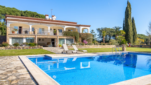 Villa in Sant Feliu de Guíxols with private pool, large plot and mountain views