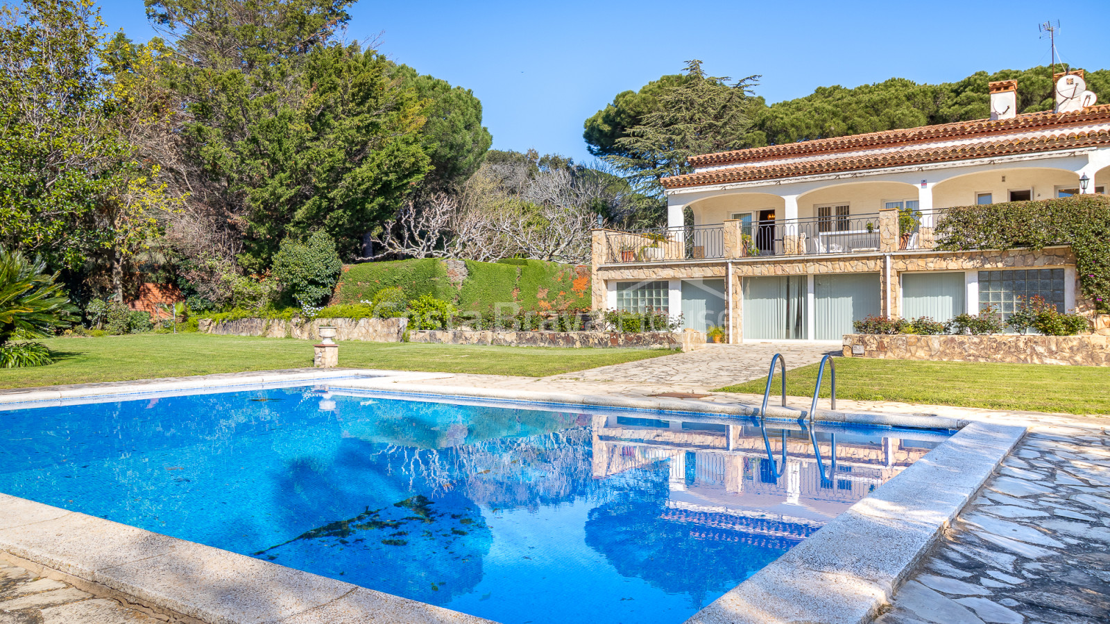 Vila a Sant Feliu de Guíxols amb piscina privada, gran parcel·la i vistes a la muntanya