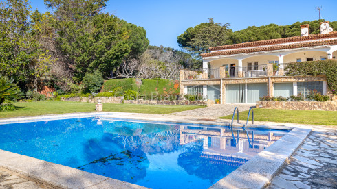 Villa à Sant Feliu de Guíxols avec piscine privée, grand terrain et vue sur la montagne