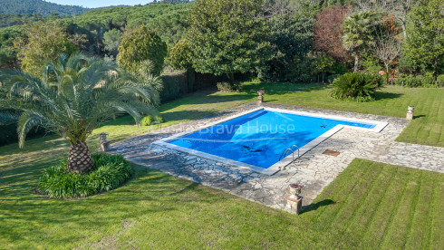 Vila a Sant Feliu de Guíxols amb piscina privada, gran parcel·la i vistes a la muntanya