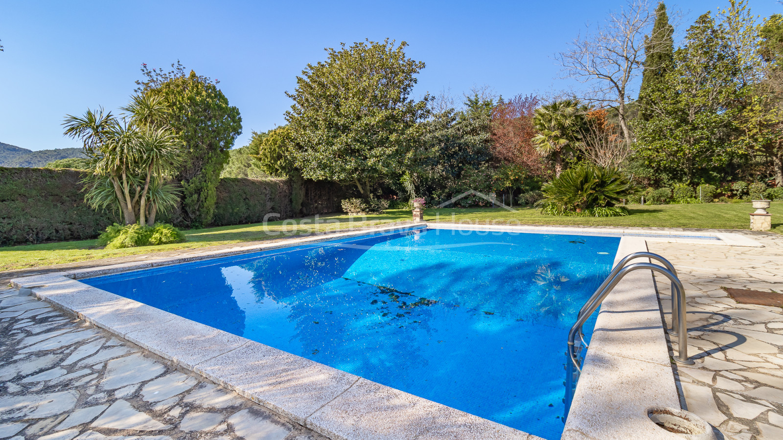 Vila a Sant Feliu de Guíxols amb piscina privada, gran parcel·la i vistes a la muntanya