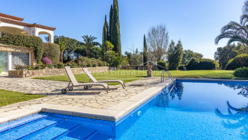 Vila a Sant Feliu de Guíxols amb piscina privada, gran parcel·la i vistes a la muntanya