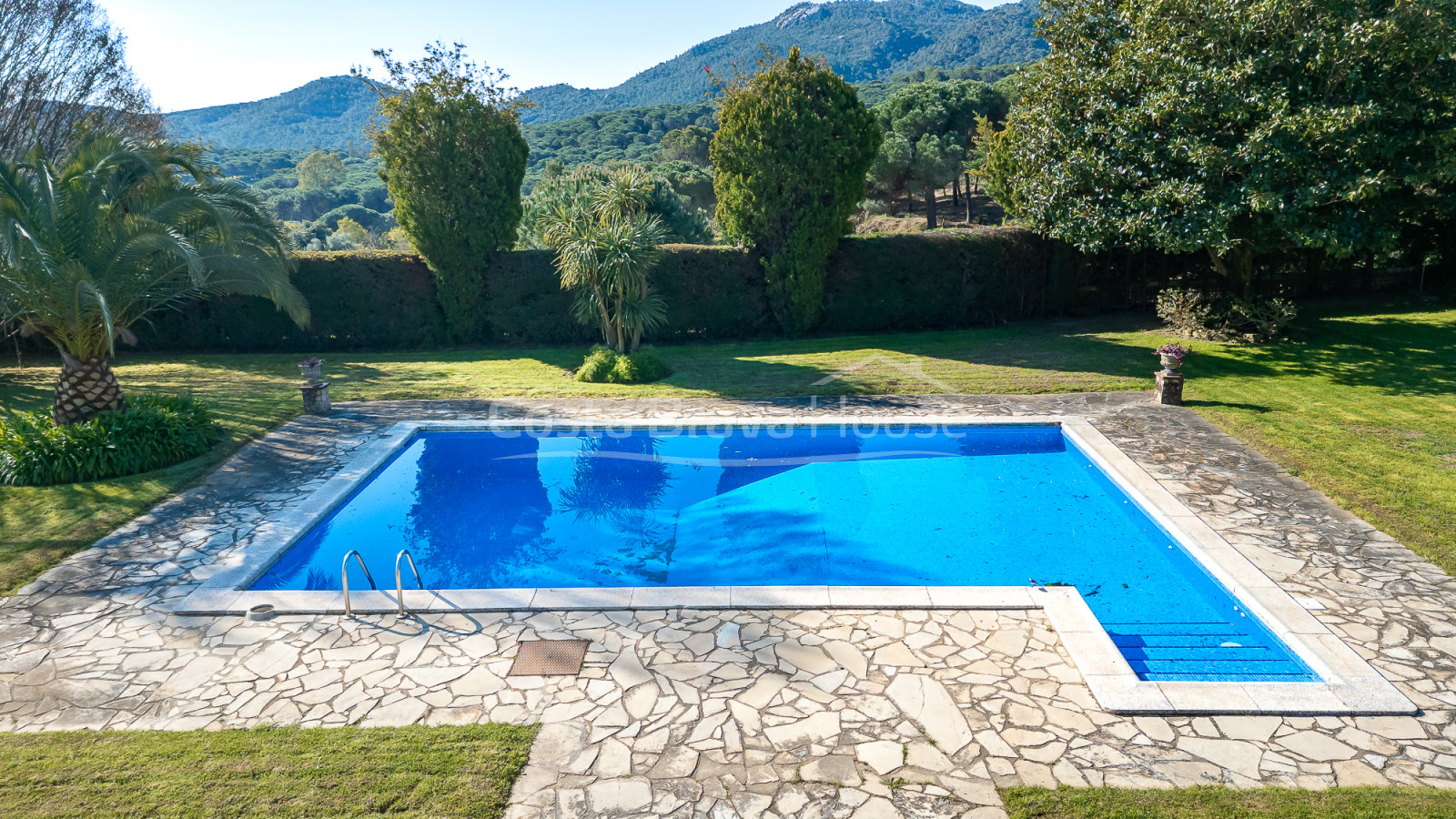 Vila a Sant Feliu de Guíxols amb piscina privada, gran parcel·la i vistes a la muntanya