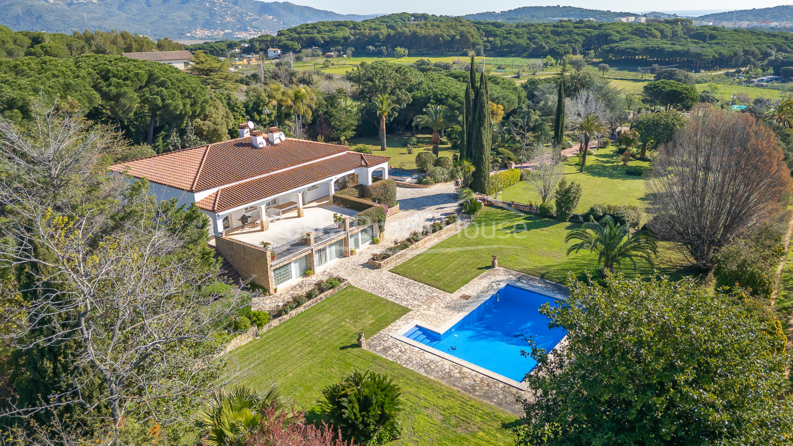 Vila a Sant Feliu de Guíxols amb piscina privada, gran parcel·la i vistes a la muntanya