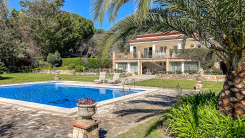 Vila a Sant Feliu de Guíxols amb piscina privada, gran parcel·la i vistes a la muntanya