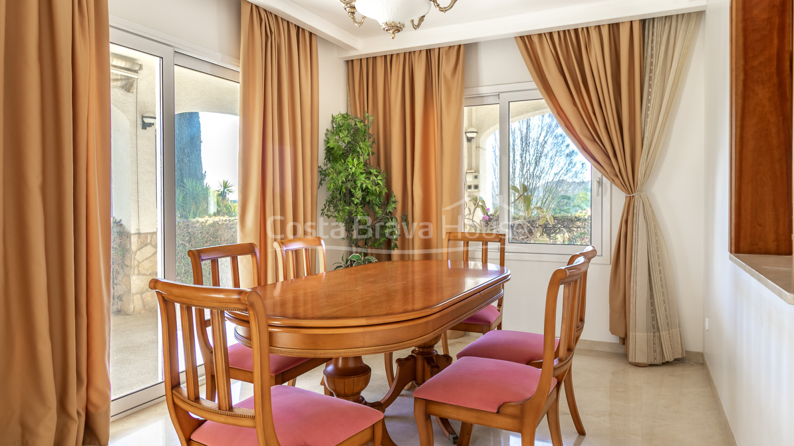 Villa à Sant Feliu de Guíxols avec piscine privée, grand terrain et vue sur la montagne