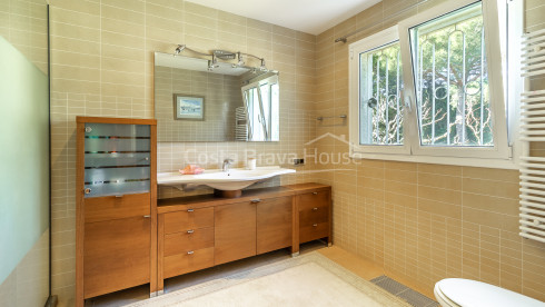 Vila a Sant Feliu de Guíxols amb piscina privada, gran parcel·la i vistes a la muntanya