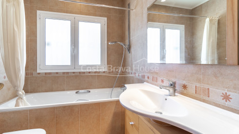 Vila a Sant Feliu de Guíxols amb piscina privada, gran parcel·la i vistes a la muntanya