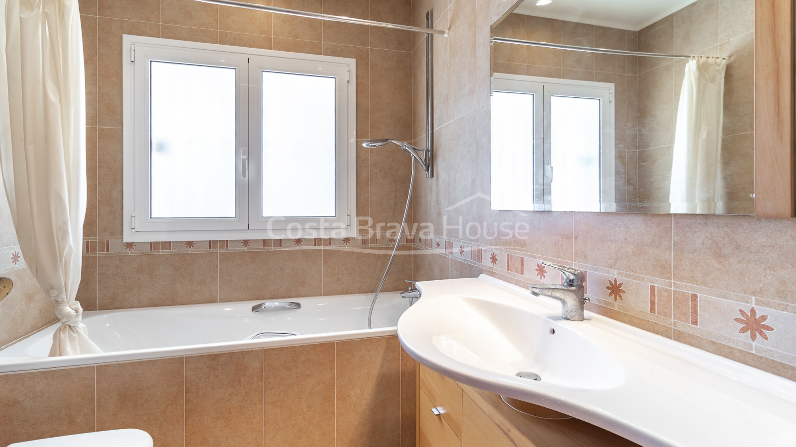 Villa à Sant Feliu de Guíxols avec piscine privée, grand terrain et vue sur la montagne