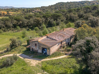 Autèntica masia catalana per rehabilitar en venda a Calonge, amb 16 hectàrees, vistes a les Gavarres i volta original