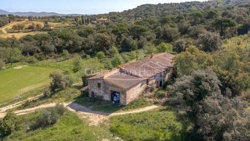 Mas à Calonge avec grand terrain, vue sur la montagne et voûte catalane d’origine