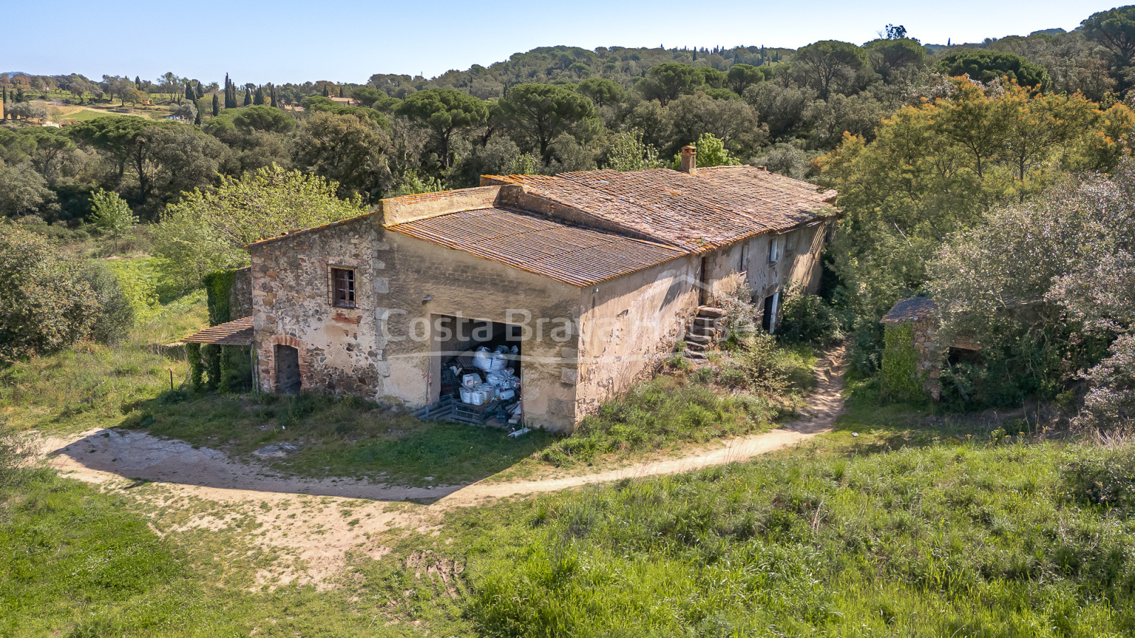 Masía en Calonge con gran terreno, vistas a montaña y bóveda catalana original