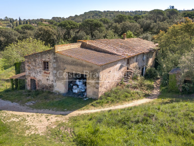 Autèntica masia catalana per rehabilitar en venda a Calonge, amb 16 hectàrees, vistes a les Gavarres i volta original