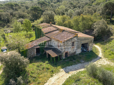 Autèntica masia catalana per rehabilitar en venda a Calonge, amb 16 hectàrees, vistes a les Gavarres i volta original